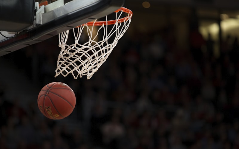 篮球赛事直播导航图 - NBA赛场激烈对抗瞬间