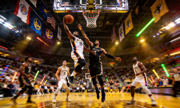 NBA 常规赛比赛画面，球员突破防守上篮，篮筐与观众席清晰可见